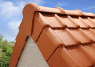 Plaque de rive céramique pour la finition des toitures sarking